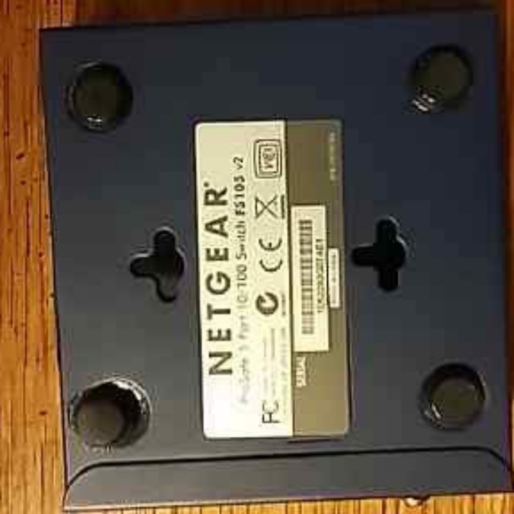 NETGEAR 5 PORT 10/100 MBPS FAST ETHERNET SWITCH MODEL FS105 - Picture 3 of 3